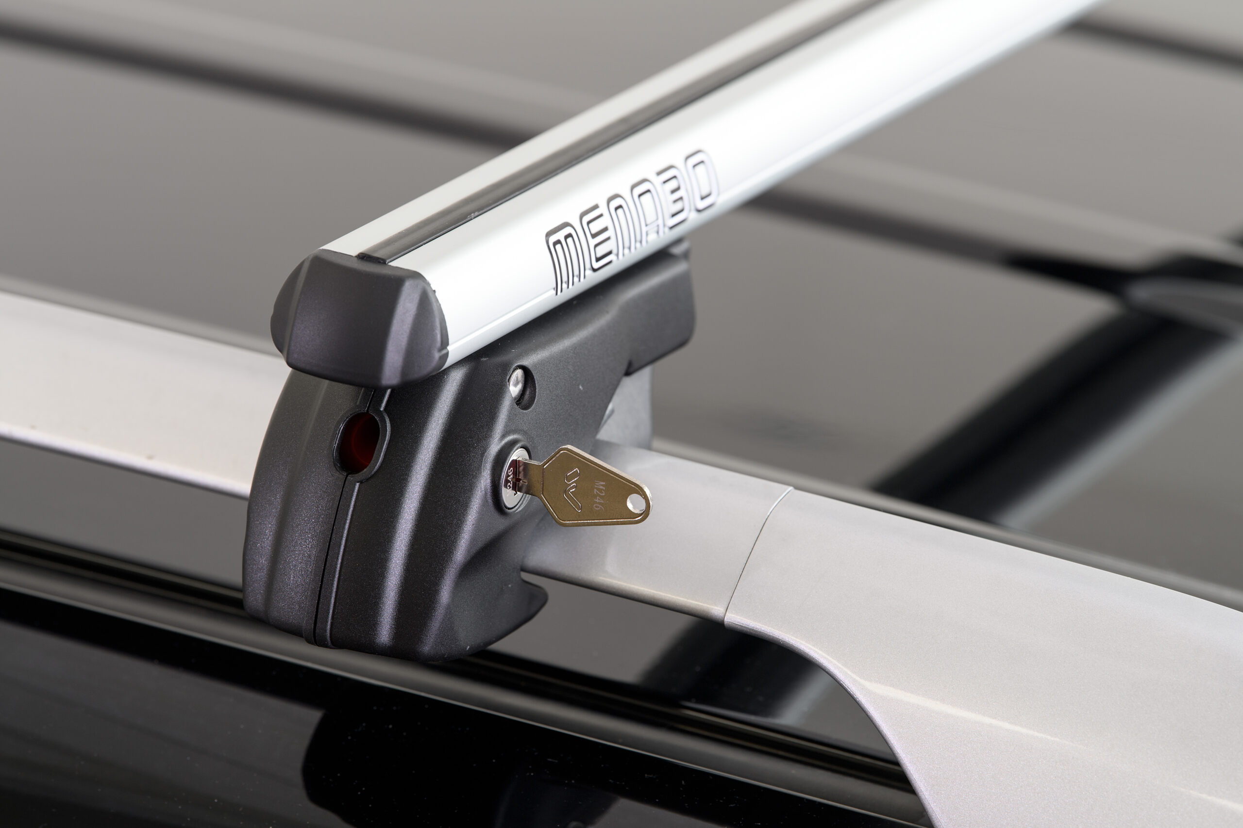 det_lock-scaled MENABO ΜΠΑΡΕΣ ΟΡΟΦΗΣ ΑΛΟΥΜΙΝΙΟΥ SHERMAN XL SILVER 135 cm ΣΕ ΑΣΗΜΙ ΧΡΩΜΑ ΓΙΑ Fiat Qubo 2007> ΜΕ RAISED RAILS (Παράλληλες Μπάρες με Κενό) - 2 ΤΕΜ. (9470/MB) - Image 1